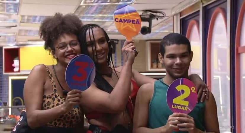 O pódio de Linn foi entre Jessilane e Vyni (Foto: Reprodução / Globoplay) O pódio de Linn foi entre Jessilane e Vyni (Foto: Reprodução / Globoplay)