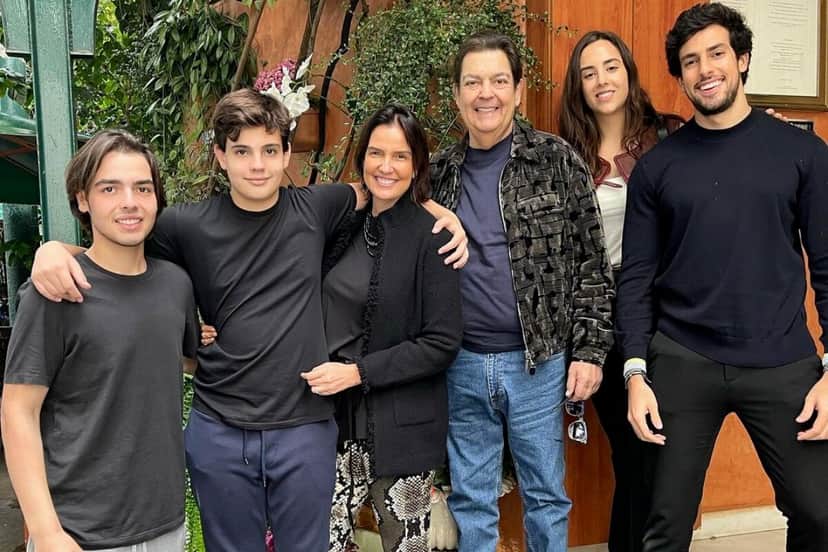 Faustão posou ao lado dos filhos, da esposa e do genro (Foto: Reprodução) Faustão posou ao lado dos filhos, da esposa e do genro (Foto: Reprodução)
