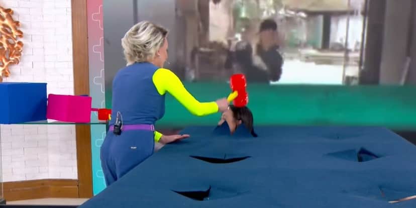 Ana Maria e Ju Massaoka indo ao chão no Mais Você (Foto: Reprodução/Globo)