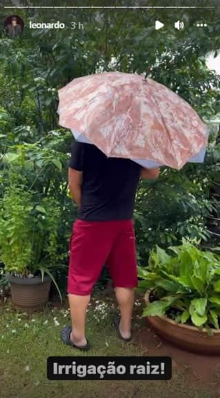 Leonardo surgiu regando plantação com seu xixi (Foto: Reprodução) Leonardo surgiu regando plantação com seu xixi (Foto: Reprodução)