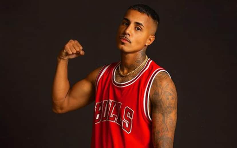 MC Livinho exibe os bíceps fortes nas suas redes sociais (Foto: Reprodução/ Instagram) MC Livinho exibe os bíceps fortes nas suas redes sociais (Foto: Reprodução/ Instagram)