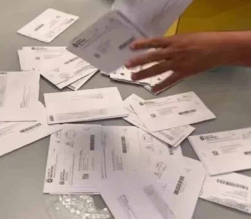 Deolane Bezerra mostrou em seus Stories as mais de 50 multas que recebeu em casa (Foto: Reprodução/ Instagram) Deolane Bezerra mostrou em seus Stories as mais de 50 multas que recebeu em casa (Foto: Reprodução/ Instagram)