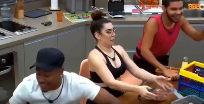 Naiara Azevedo é a única que não gosta da música de Thiaguinho, fica séria e levanta vidro da mesa (Reprodução/ Instagram) Naiara Azevedo é a única que não gosta da música de Thiaguinho, fica séria e levanta vidro da mesa (Reprodução/ Instagram)