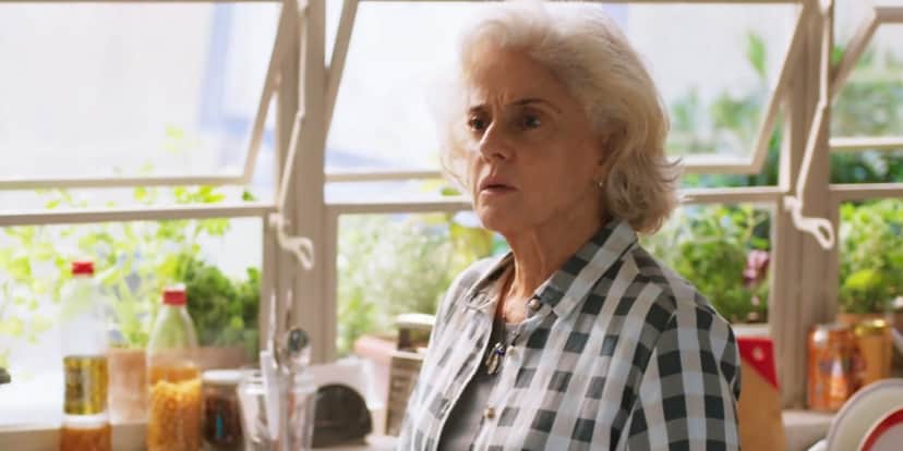 Noca usando camisa xadrez na cozinha em cena da novela Um Lugar ao Sol Noca usando camisa xadrez na cozinha em cena da novela Um Lugar ao Sol