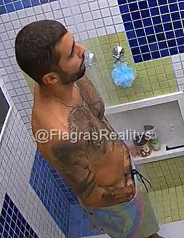 Pedro Scooby estava lavando o 'dito cujo' quando a câmera flagrou (Reprodução/ TV Globo) Pedro Scooby estava lavando o 'dito cujo' quando a câmera flagrou (Reprodução/ TV Globo)