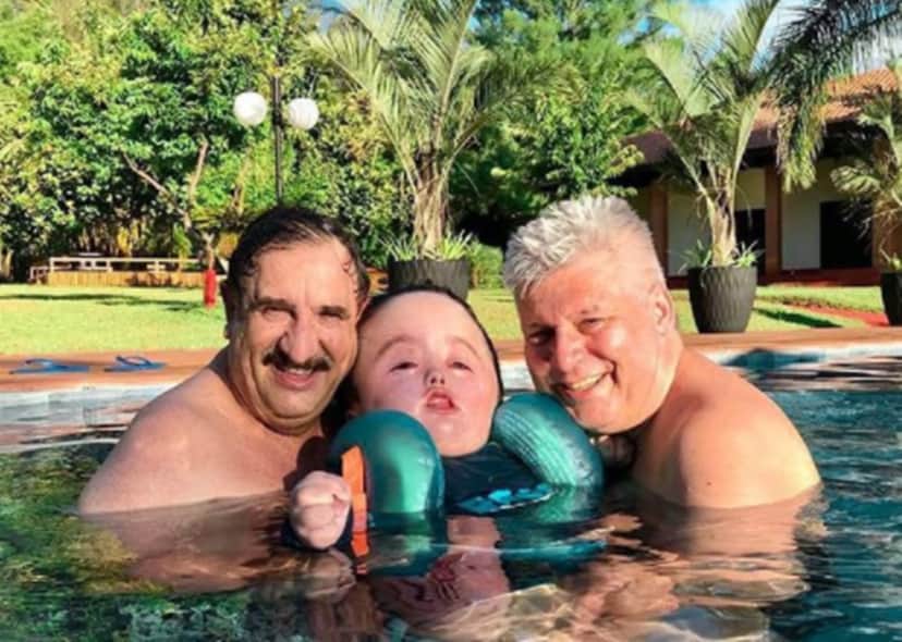 Ratinho, o netinho caçula Noah e o outro avô (Reprodução/Instagram) Ratinho, o netinho caçula Noah e o outro avô (Reprodução/Instagram)