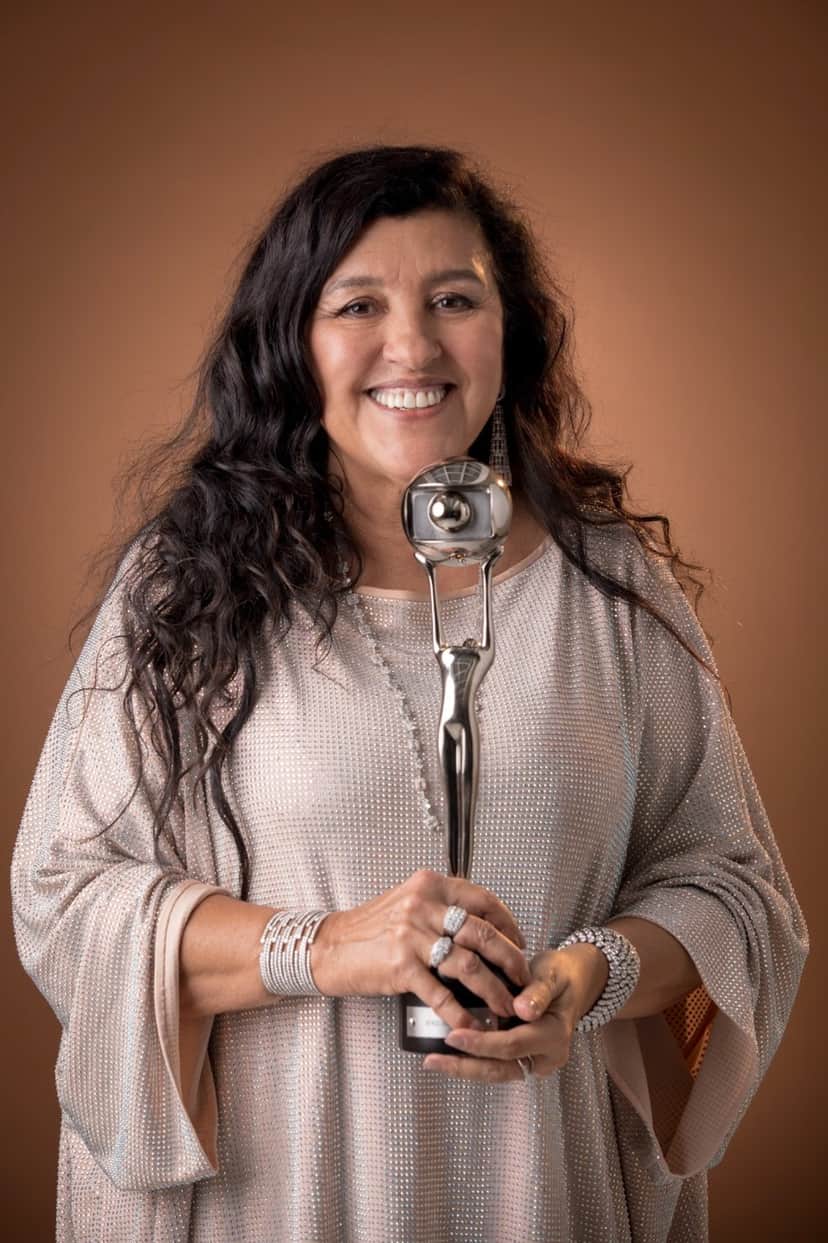 Regina Casé recebe o troféu de 'Atriz de Novela' pelo trabalho como Dona Lurdes, de 'Amor de Mãe' — Foto: Foto: Globo/João Cotta