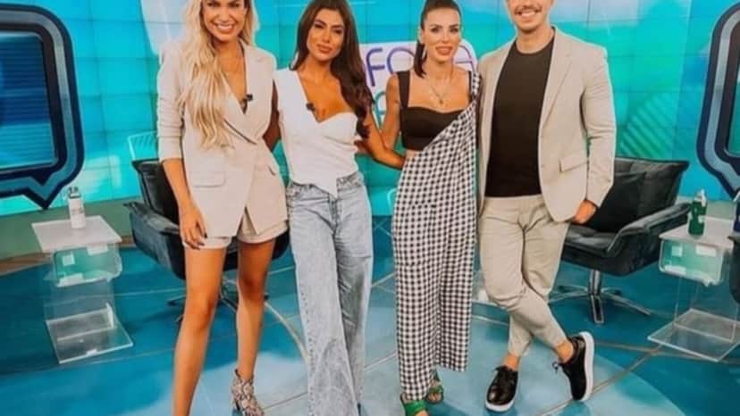 Sarah Andrade no Fofocalizando ao lado de Flávia, Gaby Cabrini e Gabriel Cartolano- Foto: Divulgação / SBT Sarah Andrade no Fofocalizando ao lado de Flávia, Gaby Cabrini e Gabriel Cartolano- Foto: Divulgação / SBT