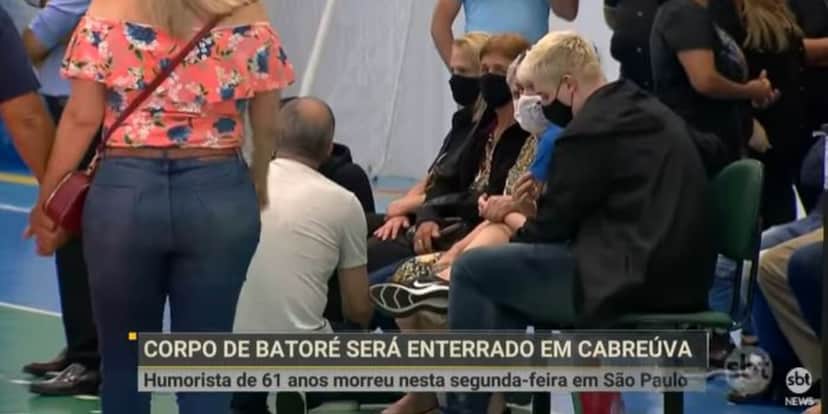 Filhos e mãe de Batoré em velório (Foto: Reprodução/SBT) Filhos e mãe de Batoré em velório (Foto: Reprodução/SBT)