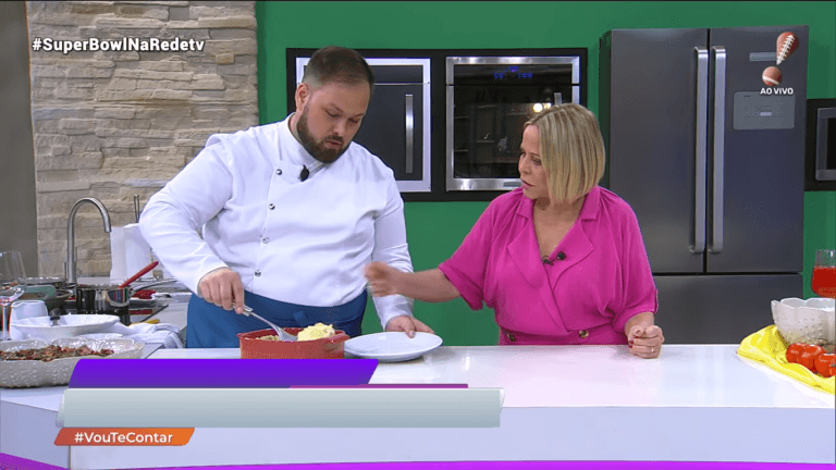 Claudete Troiano demonstrou estar incomodada com receita no programa Vou Te Contar, ao vivo na RedeTV (Créditos: Reprodução Claudete Troiano demonstrou estar incomodada com receita no programa Vou Te Contar, ao vivo na RedeTV (Créditos: Reprodução