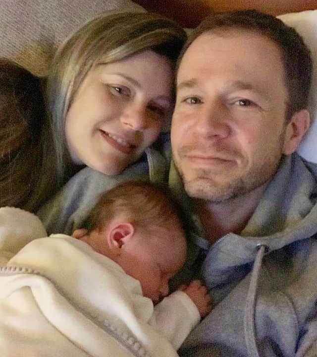 Tiago Leifert e Daiana Garbin anunciaram que Lua, filha do casal tem câncer no olho (reprodução) Tiago Leifert e Daiana Garbin anunciaram que Lua, filha do casal tem câncer no olho (reprodução)