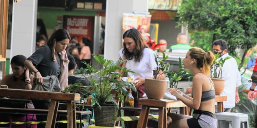 Ana Paula Araújo é flagrada em restaurante (Foto: Fotos Dan Delmiro) Ana Paula Araújo é flagrada em restaurante (Foto: Fotos Dan Delmiro)