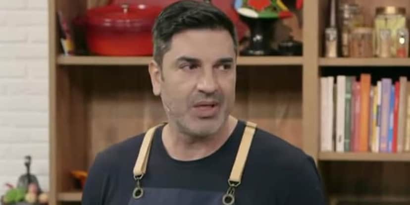 Edu Guedes declara amor por rapaz no The Chef, aponta dedo às câmeras e confirma: "Meu companheiro" Edu Guedes declara amor por rapaz no The Chef, aponta dedo às câmeras e confirma: "Meu companheiro"
