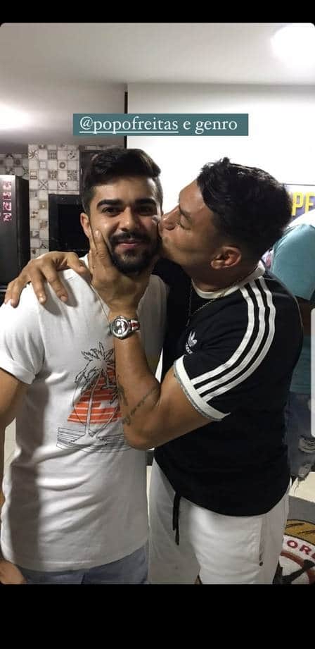 Popó dando beijo em seu genro (Imagem: Reprodução) Popó dando beijo em seu genro (Imagem: Reprodução)