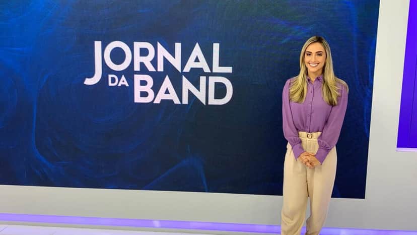 Yasmin Bachour apresentou o Jornal da Band no sábado (19); noticioso terá rodízio de apresentadores locais da Band (foto: Reprodução) Yasmin Bachour apresentou o Jornal da Band no sábado (19); noticioso terá rodízio de apresentadores locais da Band (foto: Reprodução)