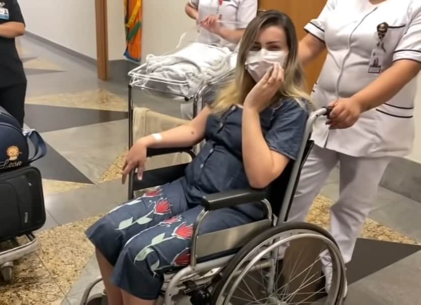 Andressa Urach recebe alta hospitalar e sai em cadeira de rodas (reprodução/youtube) Andressa Urach recebe alta hospitalar e sai em cadeira de rodas (reprodução/youtube)