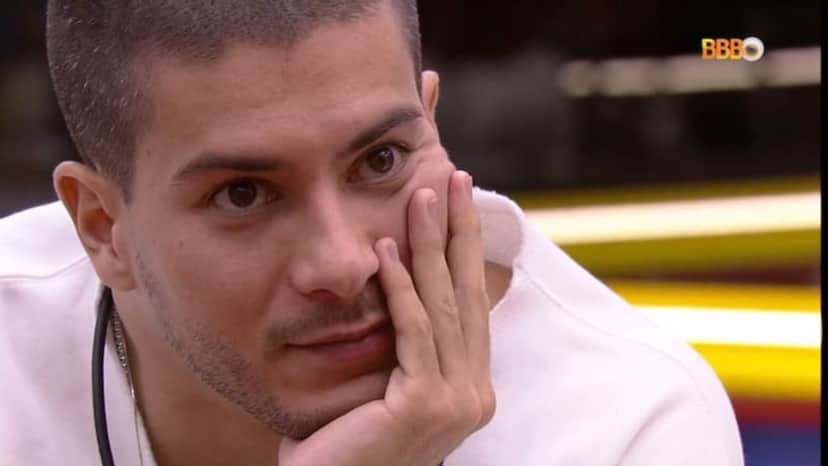 Arthur Aguiar chorou após desistência de Tiago (Foto: Reprodução / Globoplay) Arthur Aguiar chorou após desistência de Tiago (Foto: Reprodução / Globoplay)