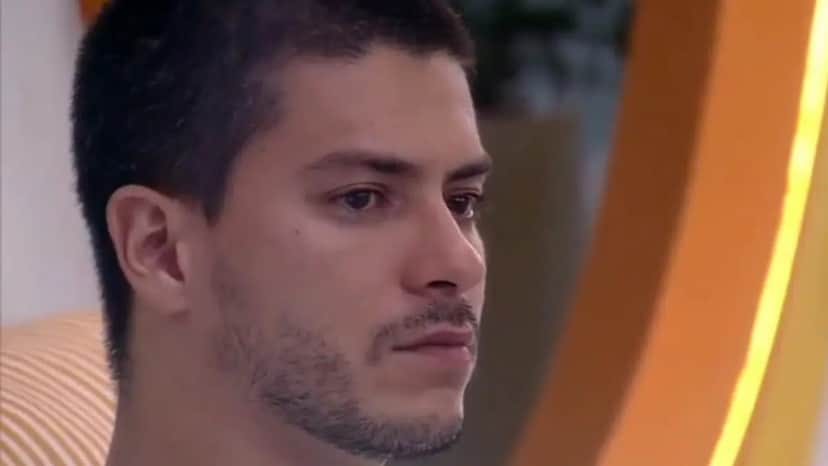 Arthur Aguiar aos prantos no BBB22 ouvindo conselhos de Naiara (Reprodução/ TV Globo) Arthur Aguiar aos prantos no BBB22 ouvindo conselhos de Naiara (Reprodução/ TV Globo)