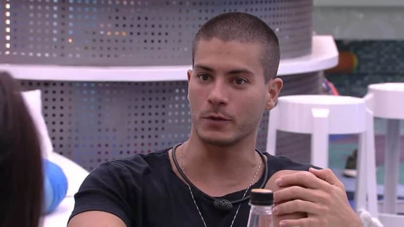 Arthur Aguiar mandou Laís e Larissa para o monstro (Foto: Reprodução / Globoplay) Arthur Aguiar mandou Laís e Larissa para o monstro (Foto: Reprodução / Globoplay)