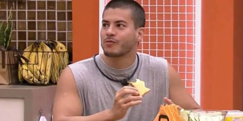 BBB22: Longe da esposa, Arthur Aguiar está se acabando na comida (Foto: Reprodução) BBB22: Longe da esposa, Arthur Aguiar está se acabando na comida (Foto: Reprodução)