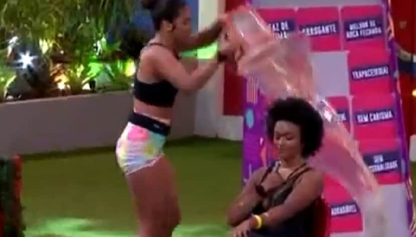 Maria bate com o balde na cabeça de Natália no BBB22 (Reprodução/ TV Globo)