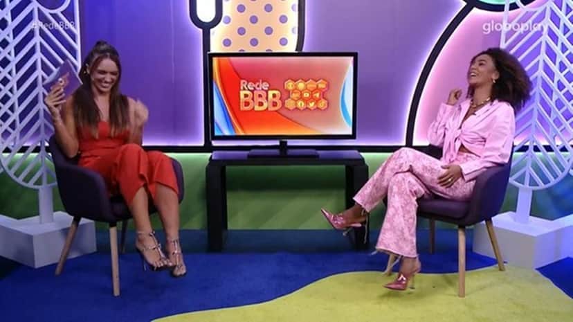 Rafa Kalimann recebe a eliminada Brunna Gonçalves no Bate-Papo BBB (Reprodução/ Globoplay) Rafa Kalimann recebe a eliminada Brunna Gonçalves no Bate-Papo BBB (Reprodução/ Globoplay)