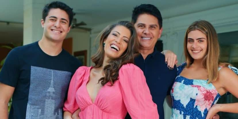César Filho, esposa e os filhos do casal - Foto: Reprodução César Filho, esposa e os filhos do casal - Foto: Reprodução