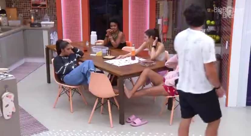 Maria faz uma D.R. com Eliezer que fica na defensiva no BBB22 (Reprodução/ Globoplay) Maria faz uma D.R. com Eliezer que fica na defensiva no BBB22 (Reprodução/ Globoplay)
