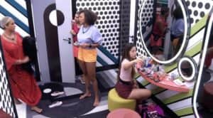 Jessilane anuncia estoque renovado de camisinhas a Eliezer (Foto: Reprodução / Globoplay) Jessilane anuncia estoque renovado de camisinhas a Eliezer (Foto: Reprodução / Globoplay)