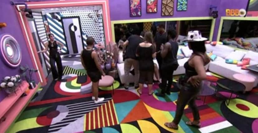 Os brothers ficam tudo em volta de Larissa tentando acalmá-la, antes de ser levada ao confessionário (Reprodução/ Globoplay) Os brothers ficam tudo em volta de Larissa tentando acalmá-la, antes de ser levada ao confessionário (Reprodução/ Globoplay)