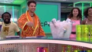 Lucas e VIPs se divertiram na escolha da Festa do líder (Foto: Reprodução / Globoplay) Lucas e VIPs se divertiram na escolha da Festa do líder (Foto: Reprodução / Globoplay)