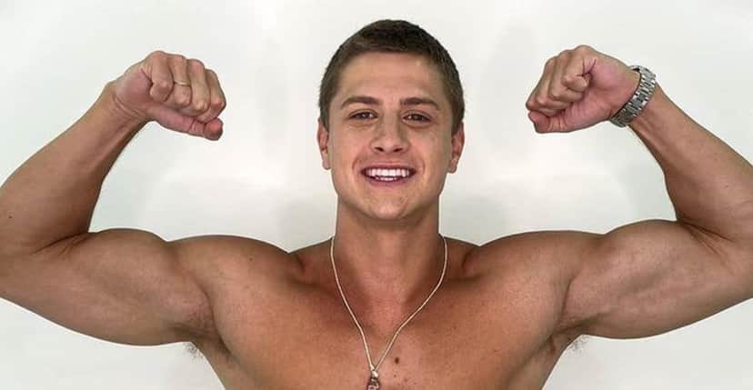 Olhando o corpo de Lucas Gallina, chegamos a conclusão que a última coisa que gostaríamos de ver são seus pés (Reprodução/ Internet) Olhando o corpo de Lucas Gallina, chegamos a conclusão que a última coisa que gostaríamos de ver são seus pés (Reprodução/ Internet)