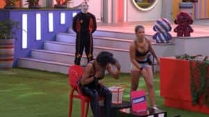 Causou polêmica o balde de água suja entre Maria e Natália (Foto: Reprodução / Globoplay) Causou polêmica o balde de água suja entre Maria e Natália (Foto: Reprodução / Globoplay)