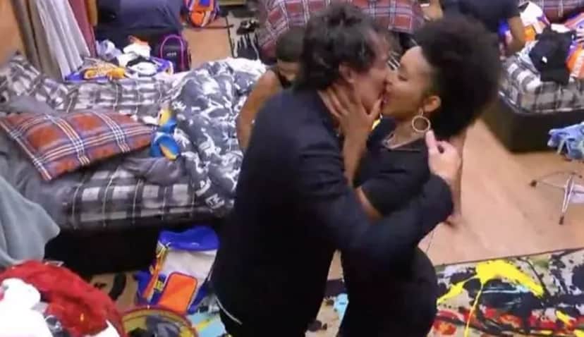 Natália puxa Eliezer e dá beijo, que foi prontamente retribuído (Reprodução/Globoplay) Natália puxa Eliezer e dá beijo, que foi prontamente retribuído (Reprodução/Globoplay)