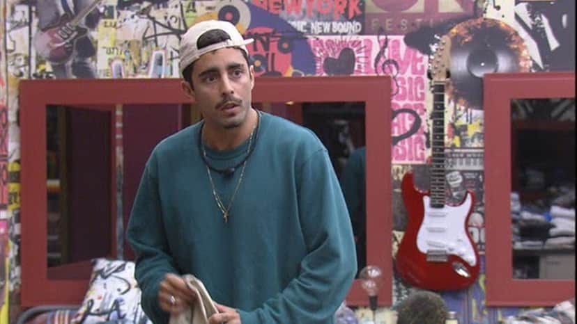 Pedro Scooby no quarto grunge apronta as malas para ir embora do BBB22 (Reprodução/ GShow) Pedro Scooby no quarto grunge apronta as malas para ir embora do BBB22 (Reprodução/ GShow)