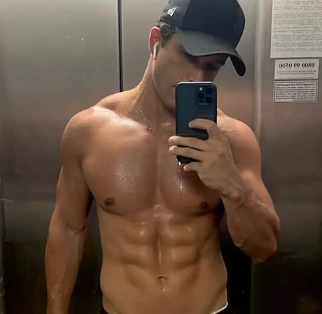 Ricky Tavares costuma exibir fotos sem camisa mostrando seu corpasso nas redes sociais (Reprodução/ Instagram) Ricky Tavares costuma exibir fotos sem camisa mostrando seu corpasso nas redes sociais (Reprodução/ Instagram)