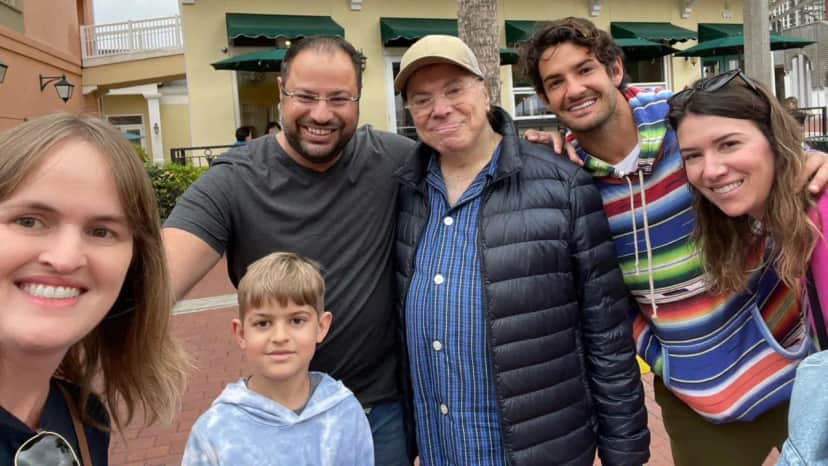 ilvio Santos, Rebeca Abravanel e Alexandre Pato posam com fãs em Orlando (Foto: Reprodução) ilvio Santos, Rebeca Abravanel e Alexandre Pato posam com fãs em Orlando (Foto: Reprodução)