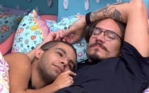 Vinicius reflete sobre o jogo com Eliezer: 'Estou sem função aqui dentro' (Foto: Reprodução / Globoplay) Vinicius reflete sobre o jogo com Eliezer: 'Estou sem função aqui dentro' (Foto: Reprodução / Globoplay)