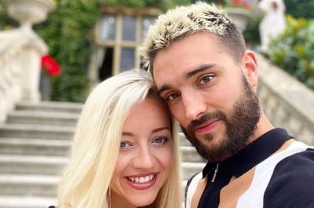 Tom Parker deixa a esposa e duas filhas (Reprodução) Tom Parker deixa a esposa e duas filhas (Reprodução)