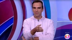 Tadeu Schmidt em noite de paredão do BBB22 (Foto: Reprodução / Globoplay) Tadeu Schmidt em noite de paredão do BBB22 (Foto: Reprodução / Globoplay)