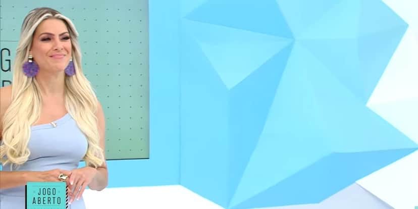 Renata Fan é cortada no Jogo Aberto, vê bastidores da Band vazarem e confirma: "A gente teve um problema" Renata Fan é cortada no Jogo Aberto, vê bastidores da Band vazarem e confirma: "A gente teve um problema"