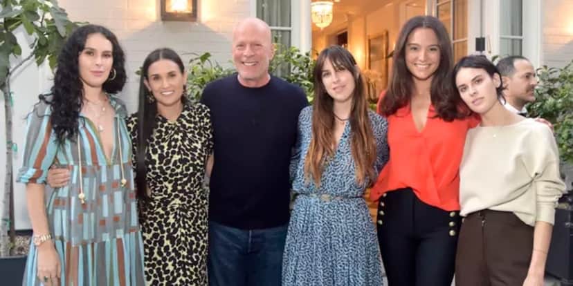 Bruce Willis, sua esposa, a ex e os filhos - Foto: Reprodução Bruce Willis, sua esposa, a ex e os filhos - Foto: Reprodução