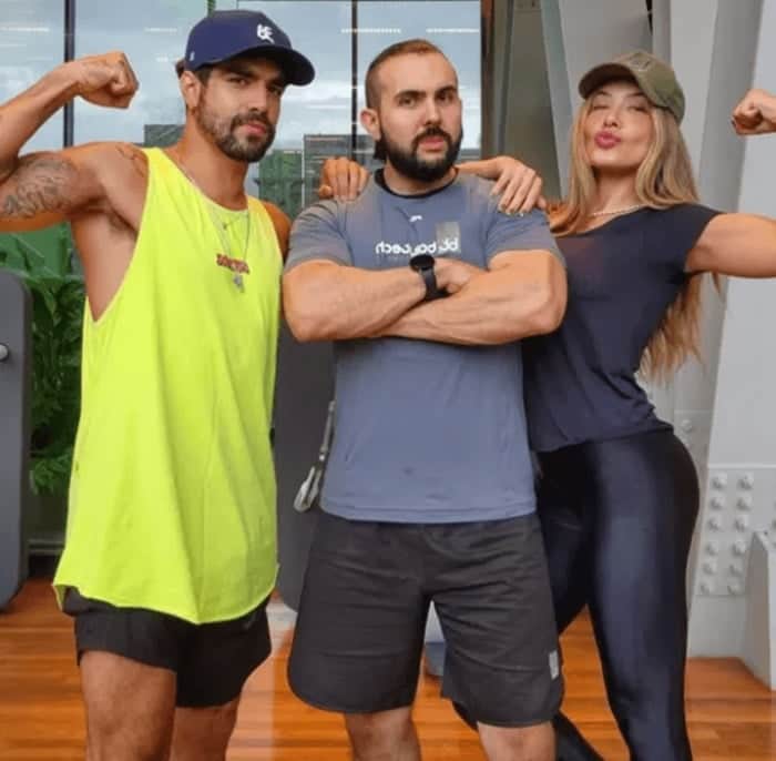 Caio Castro em seu primeiro clique com a namorada, mas com o personal trainer no meio Caio Castro em seu primeiro clique com a namorada, mas com o personal trainer no meio