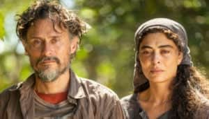 Gil (Enrique Diaz) e Maria (Juliana Paes) chegam ao Pantanal na chalana de Eugênio (Almir Sater) (Foto: Reprodução / Globo) Gil (Enrique Diaz) e Maria (Juliana Paes) chegam ao Pantanal na chalana de Eugênio (Almir Sater) (Foto: Reprodução / Globo)
