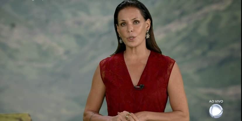 Carolina Ferraz entrou às pressas com os destaques do Domingo Espetacular (Foto: Reprodução) Carolina Ferraz entrou às pressas com os destaques do Domingo Espetacular (Foto: Reprodução)