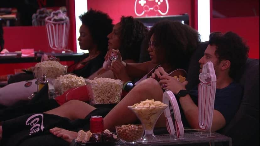 BBB22: Lucas desabafa com as Comadres no Cinema do Líder (Foto: Reprodução) BBB22: Lucas desabafa com as Comadres no Cinema do Líder (Foto: Reprodução)