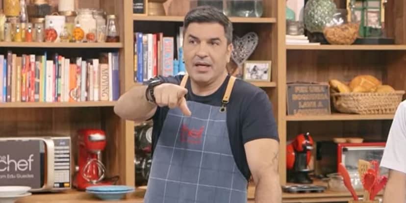 Edu Guedes declara amor por rapaz no The Chef, aponta dedo às câmeras e confirma: "Meu companheiro" Edu Guedes declara amor por rapaz no The Chef, aponta dedo às câmeras e confirma: "Meu companheiro"
