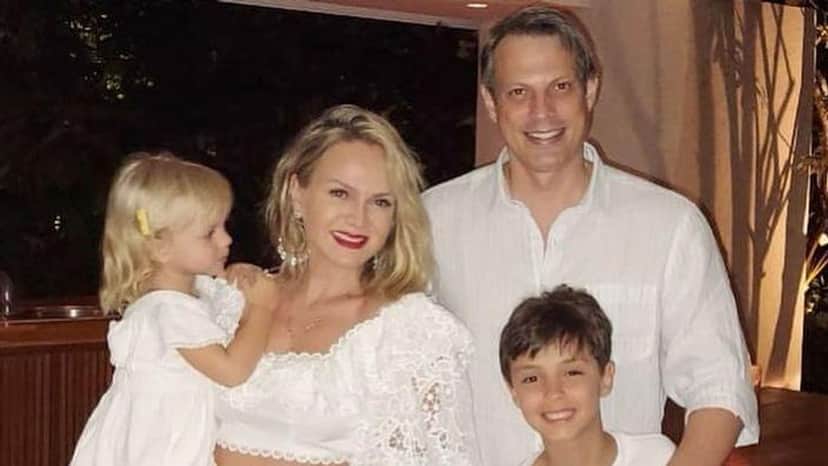 Eliana com Adriano Ricco e os pequenos Arthur e Manu (Foto: Reprodução/Instagram) Eliana com Adriano Ricco e os pequenos Arthur e Manu (Foto: Reprodução/Instagram)