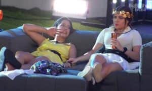 Laís e Jade conversam sobre votos durante a festa do BBB22 (Foto: Reprodução / Globoplay) Laís e Jade conversam sobre votos durante a festa do BBB22 (Foto: Reprodução / Globoplay)