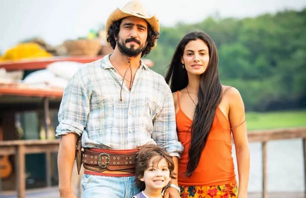 José Leôncio (Renato Goes) Filó (Letícia Salles) e Tadeu (Lucas Oliveira dos Santos) na primeira fase de 'Pantanal' (Foto: Reprodução / Globo / João Miguel Júnior) José Leôncio (Renato Goes) Filó (Letícia Salles) e Tadeu (Lucas Oliveira dos Santos) na primeira fase de 'Pantanal' (Foto: Reprodução / Globo / João Miguel Júnior)